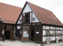 Heimatmuseum Scheune mit alten Mühlrädern